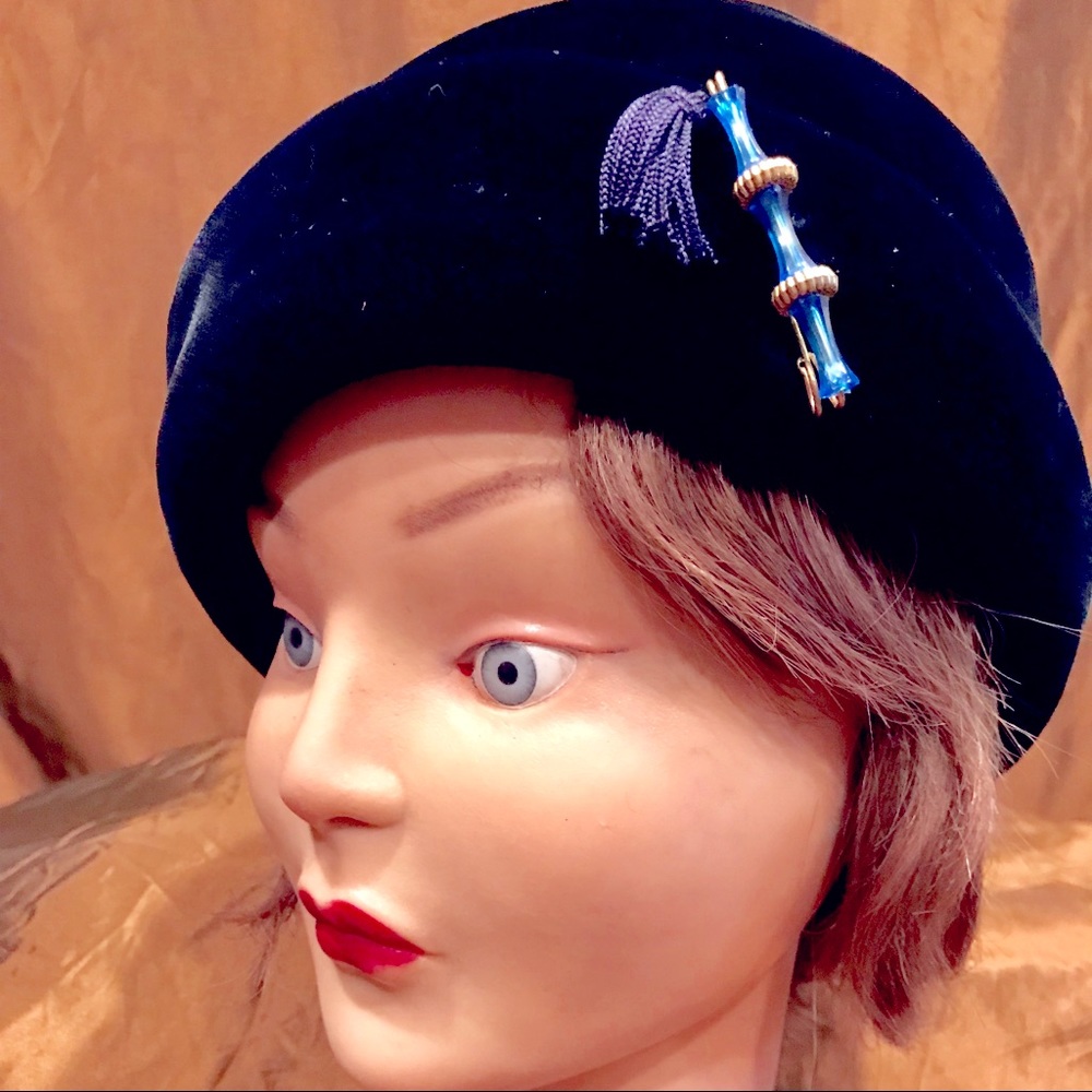 Vintage Blue Velvet Pillbox Hat w/gorgeous pin